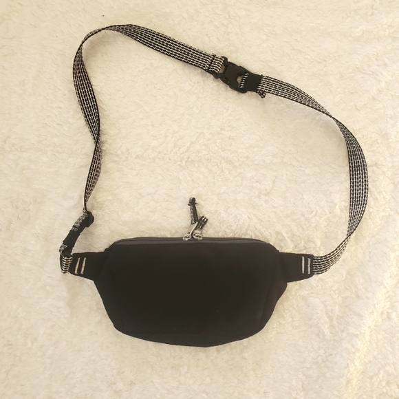 CHACO Sling/Crossbody Black Bag - Picture 3 of 8
